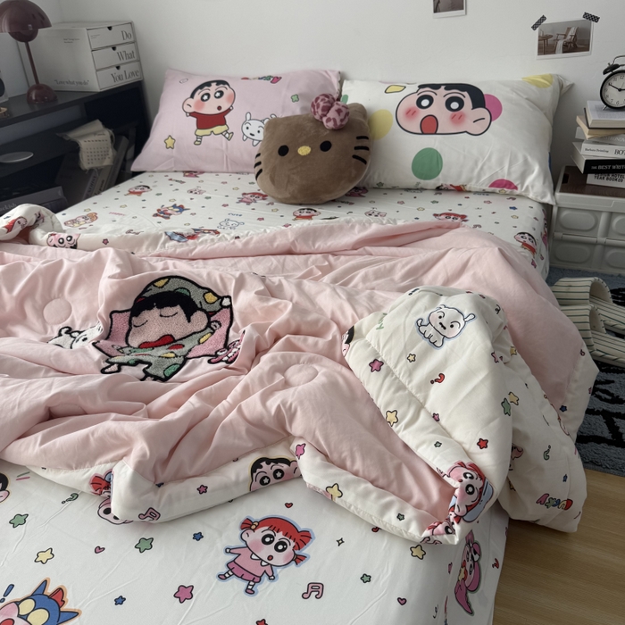 91家纺网 家纺一手货源 找家纺 三元色 2026新款正版蜡笔小新卡通云朵棉夏被夏凉被 夏被睡衣小新-粉