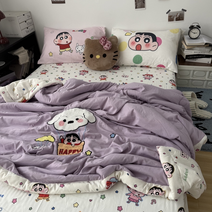 91家纺网 家纺一手货源 找家纺 三元色 2026新款正版蜡笔小新卡通云朵棉夏被夏凉被 夏被气球小新-紫