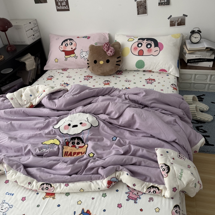 91家纺网 家纺一手货源 找家纺 三元色 2026新款正版蜡笔小新卡通云朵棉夏被夏凉被 夏被气球小新-紫
