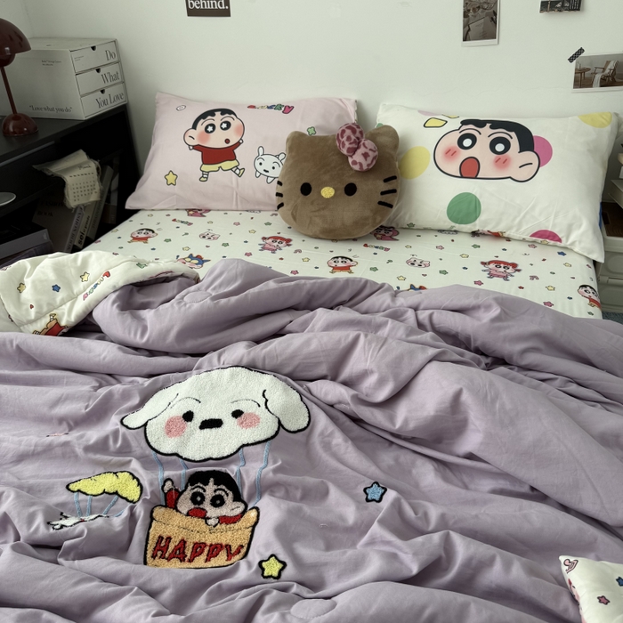 91家纺网 家纺一手货源 找家纺 三元色 2026新款正版蜡笔小新卡通云朵棉夏被夏凉被 夏被气球小新-紫
