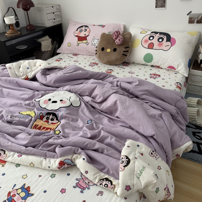 91家纺网 家纺一手货源 找家纺 三元色 2026新款正版蜡笔小新卡通云朵棉夏被夏凉被 夏被气球小新-紫