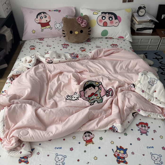 91家纺网 家纺一手货源 找家纺 三元色 2026新款正版蜡笔小新卡通云朵棉夏被夏凉被 夏被睡衣小新-粉