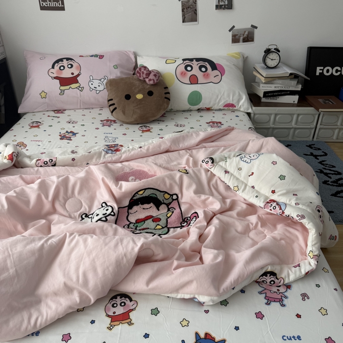 91家纺网 家纺一手货源 找家纺 三元色 2026新款正版蜡笔小新卡通云朵棉夏被夏凉被 夏被睡衣小新-粉