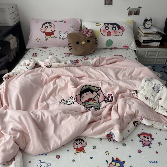 91家纺网 家纺一手货源 找家纺 三元色 2026新款正版蜡笔小新卡通云朵棉夏被夏凉被 夏被睡衣小新-粉