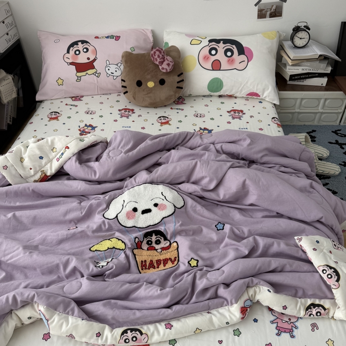 91家纺网 家纺一手货源 找家纺 三元色 2026新款正版蜡笔小新卡通云朵棉夏被夏凉被 夏被气球小新-紫