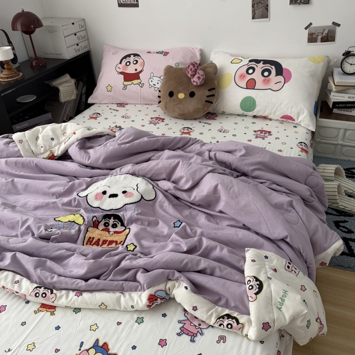 91家纺网 家纺一手货源 找家纺 三元色 2026新款正版蜡笔小新卡通云朵棉夏被夏凉被 夏被气球小新-紫