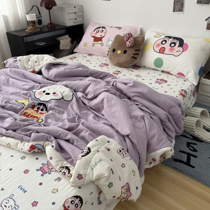 91家纺网 家纺一手货源 找家纺 三元色 2026新款正版蜡笔小新卡通云朵棉夏被夏凉被 夏被气球小新-紫