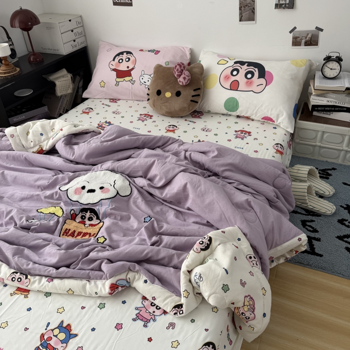 91家纺网 家纺一手货源 找家纺 三元色 2026新款正版蜡笔小新卡通云朵棉夏被夏凉被 夏被气球小新-紫