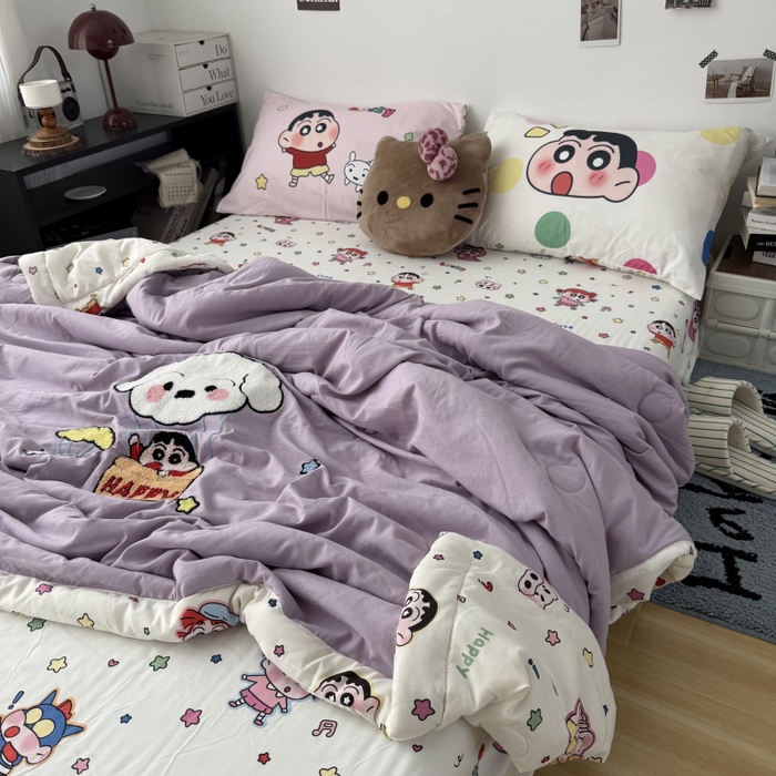 91家纺网 家纺一手货源 找家纺 三元色 2026新款正版蜡笔小新卡通云朵棉夏被夏凉被 夏被气球小新-紫