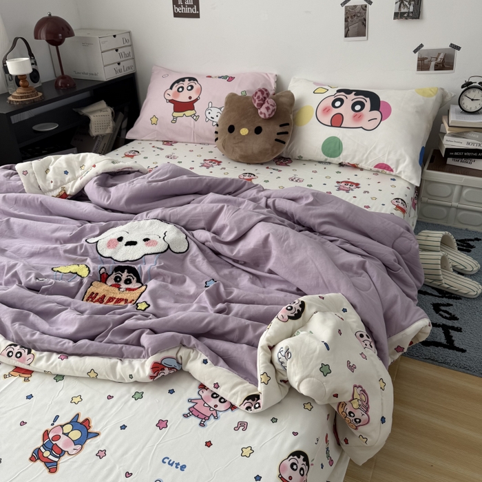91家纺网 家纺一手货源 找家纺 三元色 2026新款正版蜡笔小新卡通云朵棉夏被夏凉被 夏被气球小新-紫