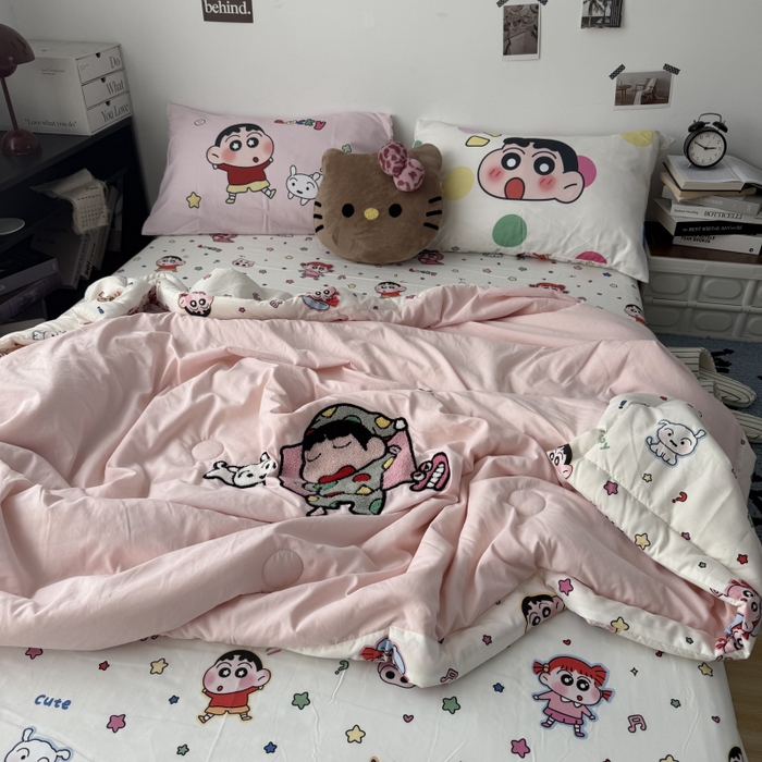 91家纺网 家纺一手货源 找家纺 三元色 2026新款正版蜡笔小新卡通云朵棉夏被夏凉被 夏被睡衣小新-粉