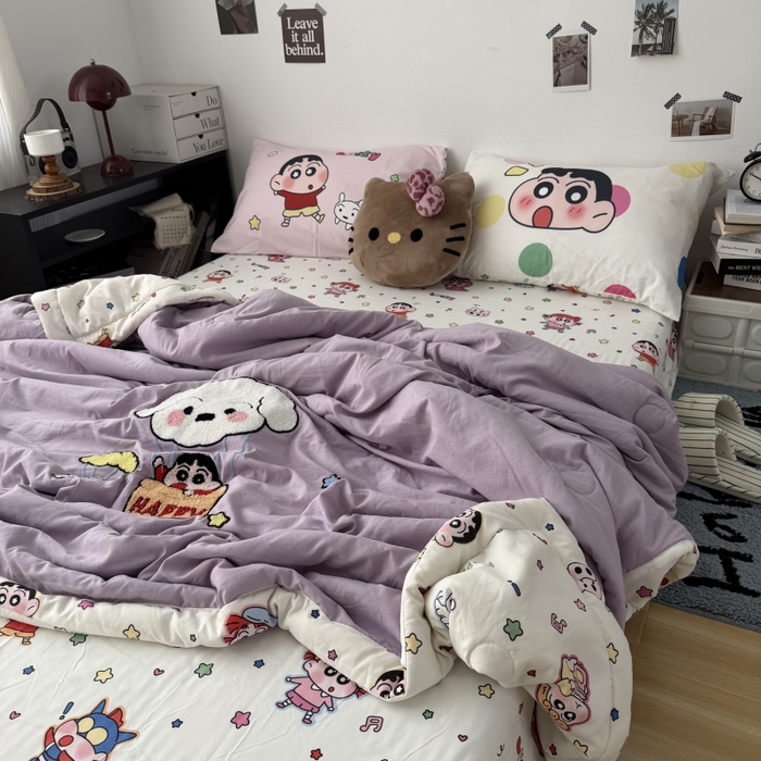 91家纺网 家纺一手货源 找家纺 三元色 2026新款正版蜡笔小新卡通云朵棉夏被夏凉被 夏被气球小新-紫