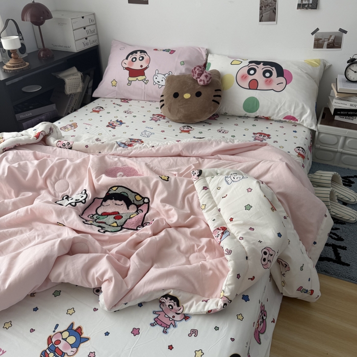 91家纺网 家纺一手货源 找家纺 三元色 2026新款正版蜡笔小新卡通云朵棉夏被夏凉被 夏被睡衣小新-粉