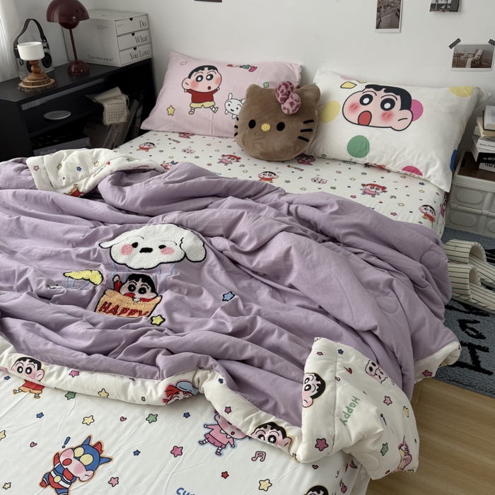 91家纺网 家纺一手货源 找家纺 三元色 2026新款正版蜡笔小新卡通云朵棉夏被夏凉被 夏被气球小新-紫