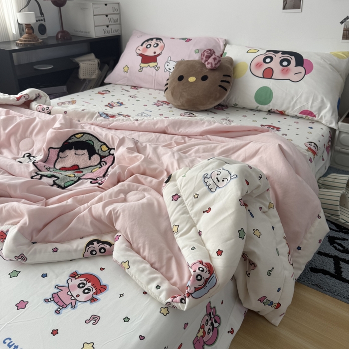 91家纺网 家纺一手货源 找家纺 三元色 2026新款正版蜡笔小新卡通云朵棉夏被夏凉被 夏被睡衣小新-粉