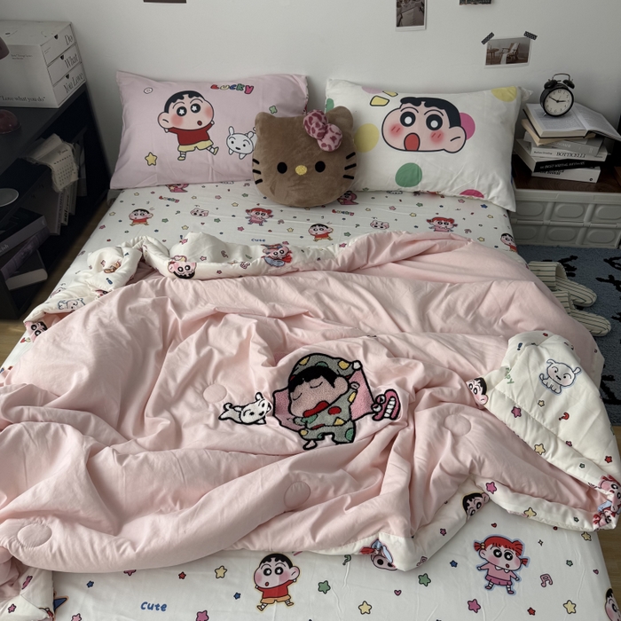 91家纺网 家纺一手货源 找家纺 三元色 2026新款正版蜡笔小新卡通云朵棉夏被夏凉被 夏被睡衣小新-粉