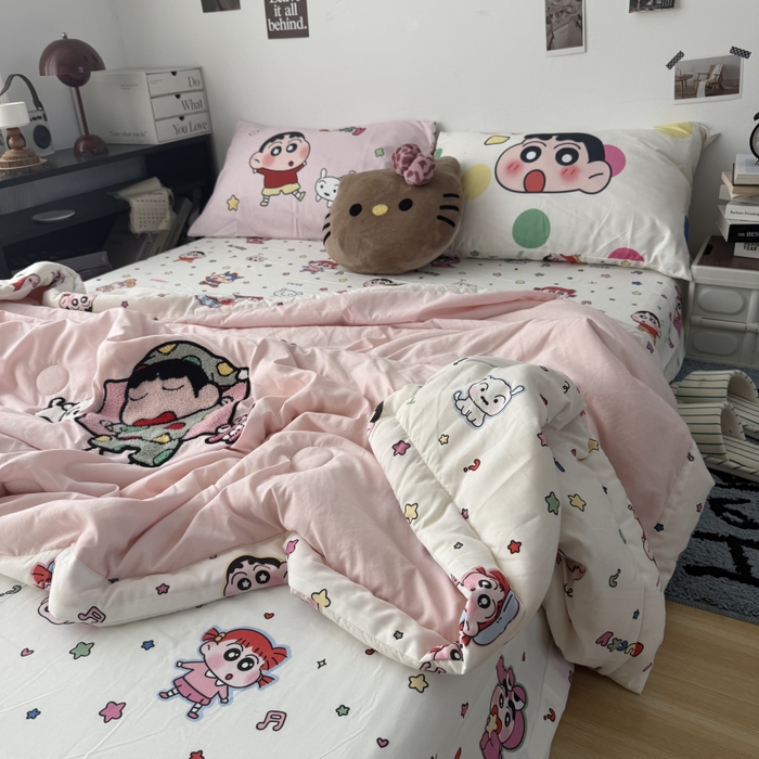 91家纺网 家纺一手货源 找家纺 三元色 2026新款正版蜡笔小新卡通云朵棉夏被夏凉被 夏被睡衣小新-粉