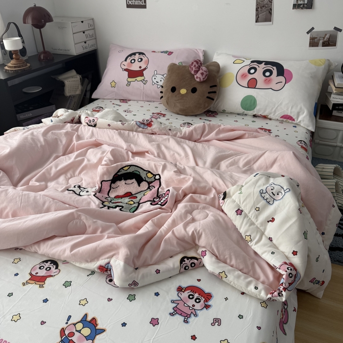 91家纺网 家纺一手货源 找家纺 三元色 2026新款正版蜡笔小新卡通云朵棉夏被夏凉被 夏被睡衣小新-粉