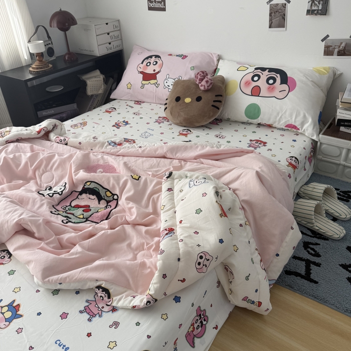 91家纺网 家纺一手货源 找家纺 三元色 2026新款正版蜡笔小新卡通云朵棉夏被夏凉被 夏被睡衣小新-粉