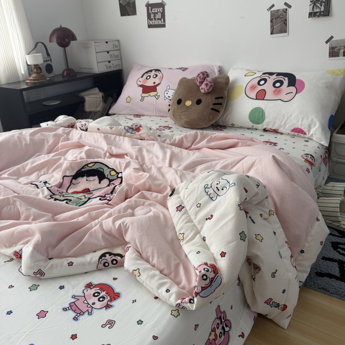 91家纺网 家纺一手货源 找家纺 三元色 2026新款正版蜡笔小新卡通云朵棉夏被夏凉被 夏被睡衣小新-粉