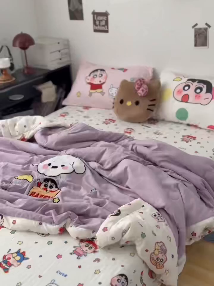 91家纺网 家纺一手货源 找家纺 三元色 2026新款正版蜡笔小新卡通云朵棉夏被夏凉被 夏被气球小新-紫
