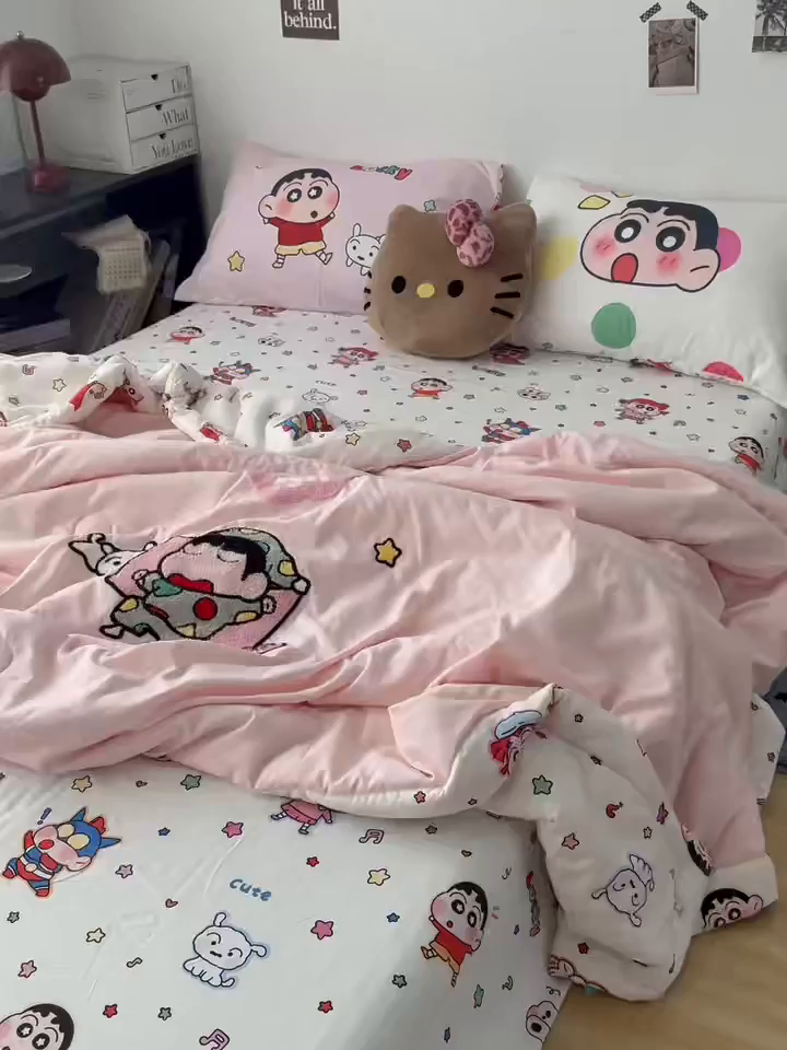 91家纺网 家纺一手货源 找家纺 三元色 2026新款正版蜡笔小新卡通云朵棉夏被夏凉被 夏被睡衣小新-粉