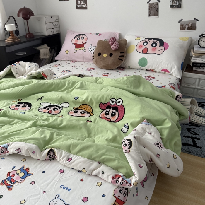 91家纺网 家纺一手货源 找家纺 三元色 2026新款正版蜡笔小新卡通云朵棉夏被夏凉被 夏被百变小新-绿