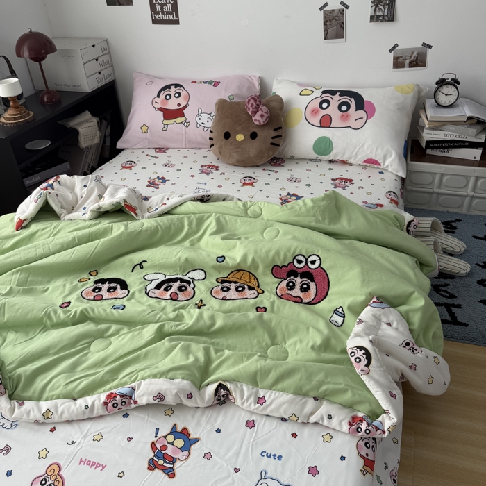 91家纺网 家纺一手货源 找家纺 三元色 2026新款正版蜡笔小新卡通云朵棉夏被夏凉被 夏被百变小新-绿