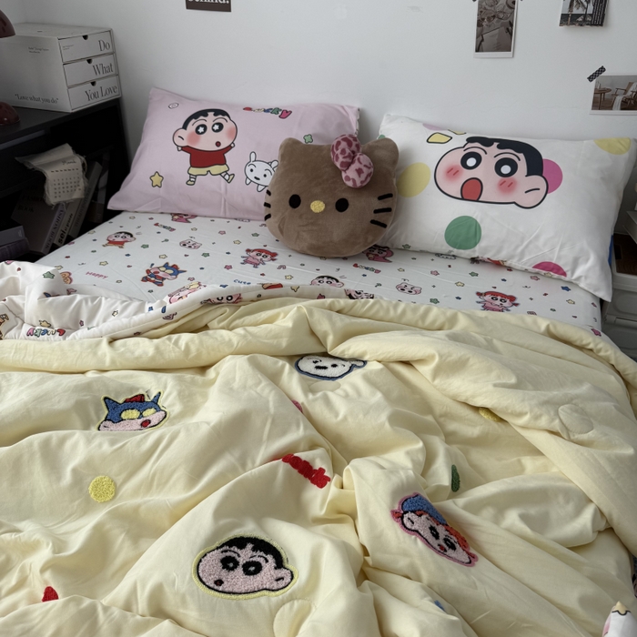 91家纺网 家纺一手货源 找家纺 三元色 2026新款正版蜡笔小新卡通云朵棉夏被夏凉被 夏被波点小新-黄