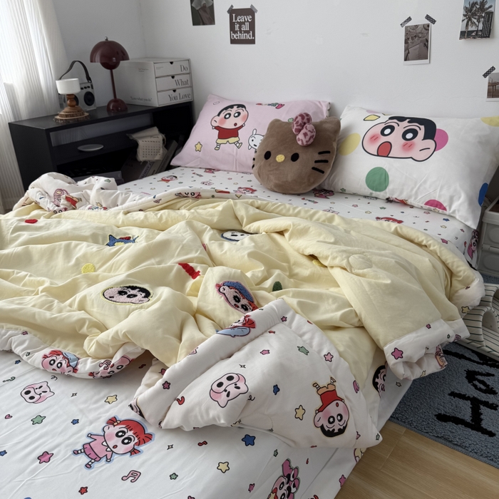 91家纺网 家纺一手货源 找家纺 三元色 2026新款正版蜡笔小新卡通云朵棉夏被夏凉被 夏被波点小新-黄
