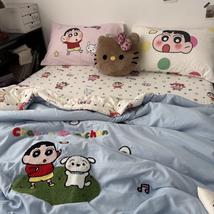91家纺网 家纺一手货源 找家纺 三元色 2026新款正版蜡笔小新卡通云朵棉夏被夏凉被 夏被夏日小新-蓝