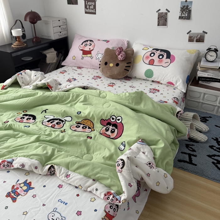 91家纺网 家纺一手货源 找家纺 三元色 2026新款正版蜡笔小新卡通云朵棉夏被夏凉被 夏被百变小新-绿