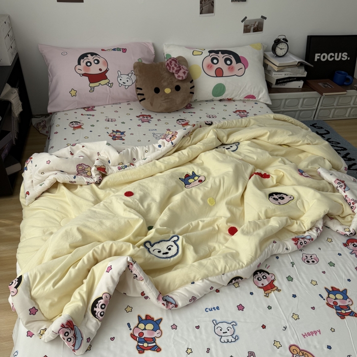 91家纺网 家纺一手货源 找家纺 三元色 2026新款正版蜡笔小新卡通云朵棉夏被夏凉被 夏被波点小新-黄