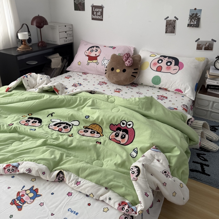 91家纺网 家纺一手货源 找家纺 三元色 2026新款正版蜡笔小新卡通云朵棉夏被夏凉被 夏被百变小新-绿