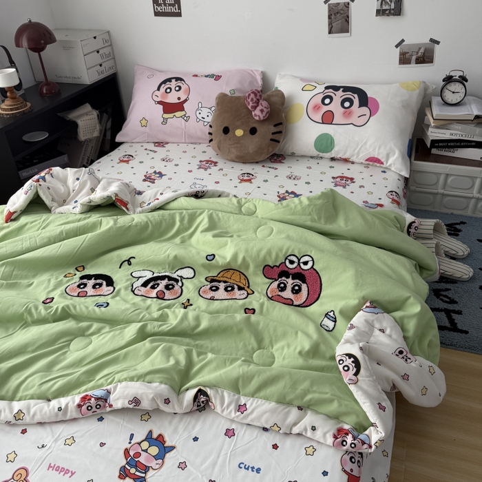 91家纺网 家纺一手货源 找家纺 三元色 2026新款正版蜡笔小新卡通云朵棉夏被夏凉被 夏被百变小新-绿