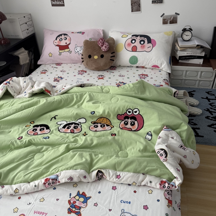 91家纺网 家纺一手货源 找家纺 三元色 2026新款正版蜡笔小新卡通云朵棉夏被夏凉被 夏被百变小新-绿