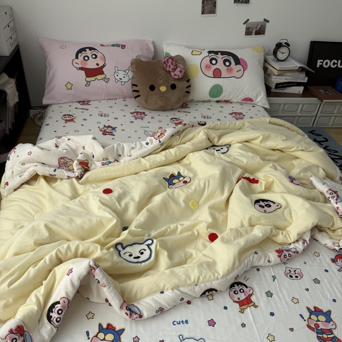 91家纺网 家纺一手货源 找家纺 三元色 2026新款正版蜡笔小新卡通云朵棉夏被夏凉被 夏被波点小新-黄