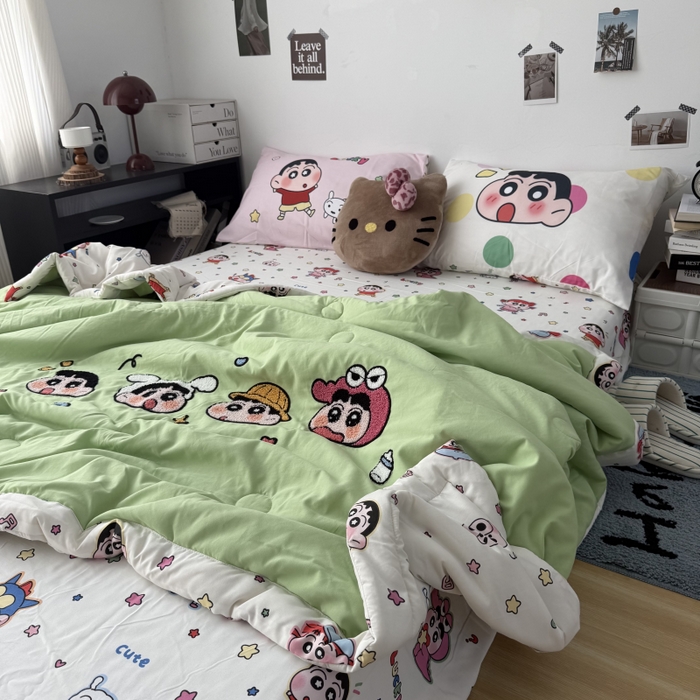 91家纺网 家纺一手货源 找家纺 三元色 2026新款正版蜡笔小新卡通云朵棉夏被夏凉被 夏被百变小新-绿