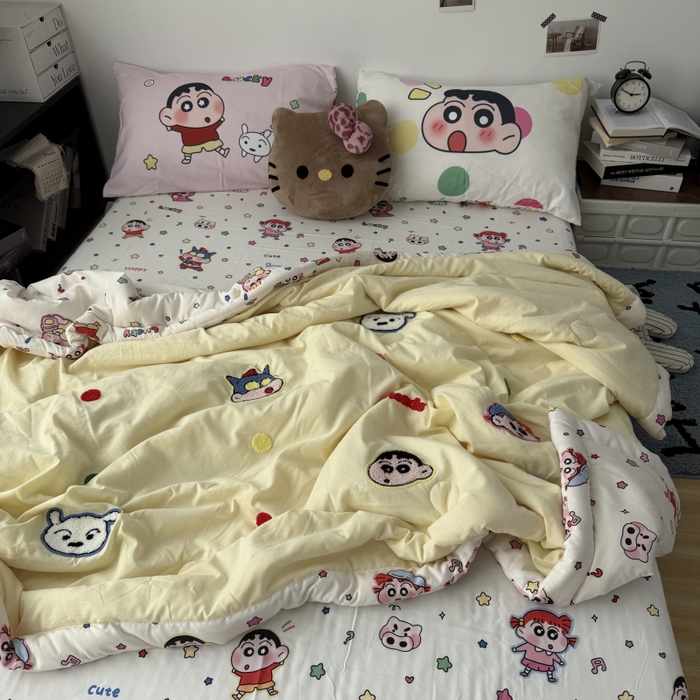 91家纺网 家纺一手货源 找家纺 三元色 2026新款正版蜡笔小新卡通云朵棉夏被夏凉被 夏被波点小新-黄