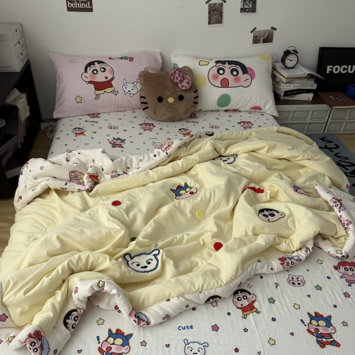 91家纺网 家纺一手货源 找家纺 三元色 2026新款正版蜡笔小新卡通云朵棉夏被夏凉被 夏被波点小新-黄