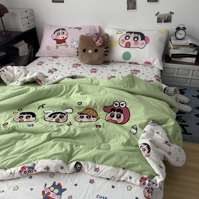 91家纺网 家纺一手货源 找家纺 三元色 2026新款正版蜡笔小新卡通云朵棉夏被夏凉被 夏被百变小新-绿