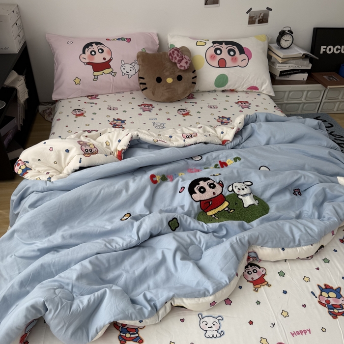 91家纺网 家纺一手货源 找家纺 三元色 2026新款正版蜡笔小新卡通云朵棉夏被夏凉被 夏被夏日小新-蓝