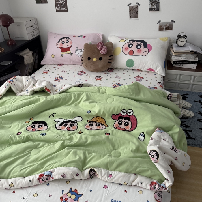 91家纺网 家纺一手货源 找家纺 三元色 2026新款正版蜡笔小新卡通云朵棉夏被夏凉被 夏被百变小新-绿