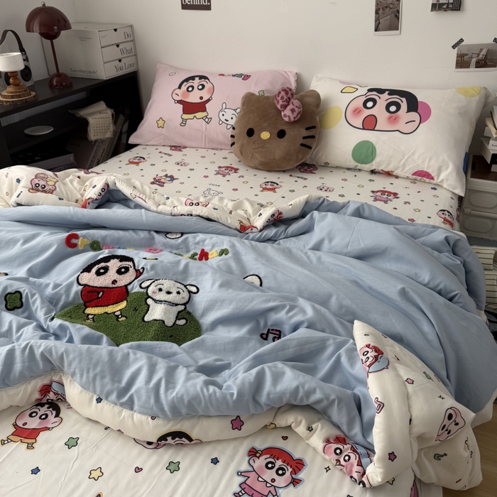 91家纺网 家纺一手货源 找家纺 三元色 2026新款正版蜡笔小新卡通云朵棉夏被夏凉被 夏被夏日小新-蓝