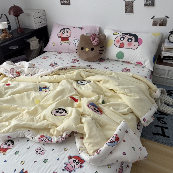 91家纺网 家纺一手货源 找家纺 三元色 2026新款正版蜡笔小新卡通云朵棉夏被夏凉被 夏被波点小新-黄