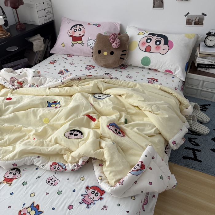 91家纺网 家纺一手货源 找家纺 三元色 2026新款正版蜡笔小新卡通云朵棉夏被夏凉被 夏被波点小新-黄