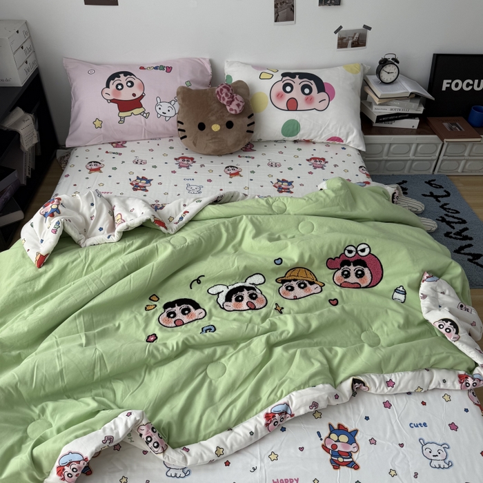 91家纺网 家纺一手货源 找家纺 三元色 2026新款正版蜡笔小新卡通云朵棉夏被夏凉被 夏被百变小新-绿