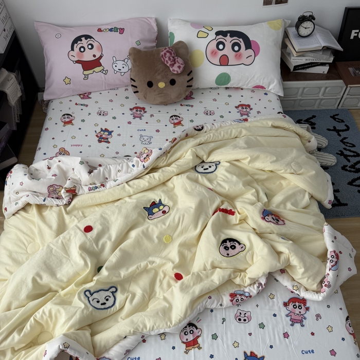 91家纺网 家纺一手货源 找家纺 三元色 2026新款正版蜡笔小新卡通云朵棉夏被夏凉被 夏被波点小新-黄