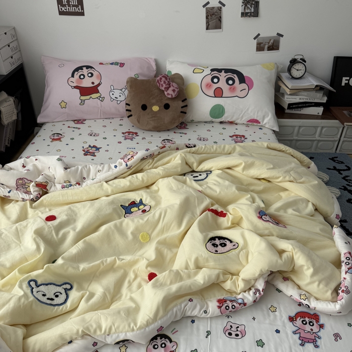 91家纺网 家纺一手货源 找家纺 三元色 2026新款正版蜡笔小新卡通云朵棉夏被夏凉被 夏被波点小新-黄