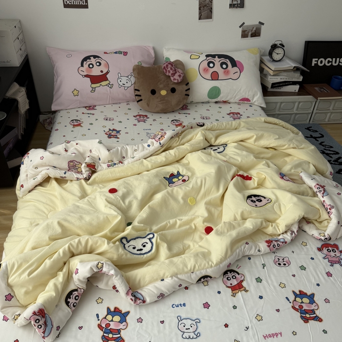 91家纺网 家纺一手货源 找家纺 三元色 2026新款正版蜡笔小新卡通云朵棉夏被夏凉被 夏被波点小新-黄
